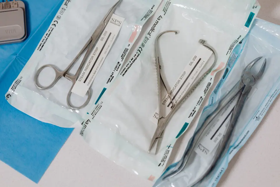 Sterilizasyon poşetinde paketlenmiş cerrahi aletler